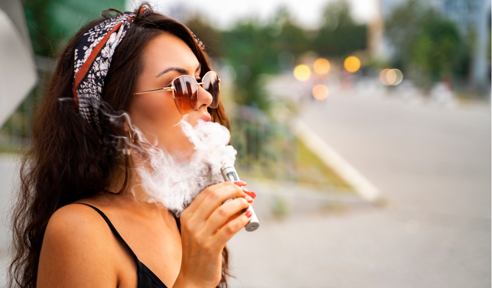 Frau raucht toxische E-Zigarette