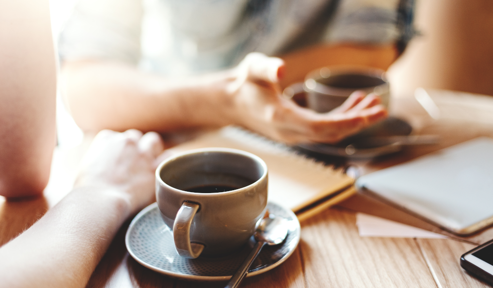 Frauen trinken Kaffee