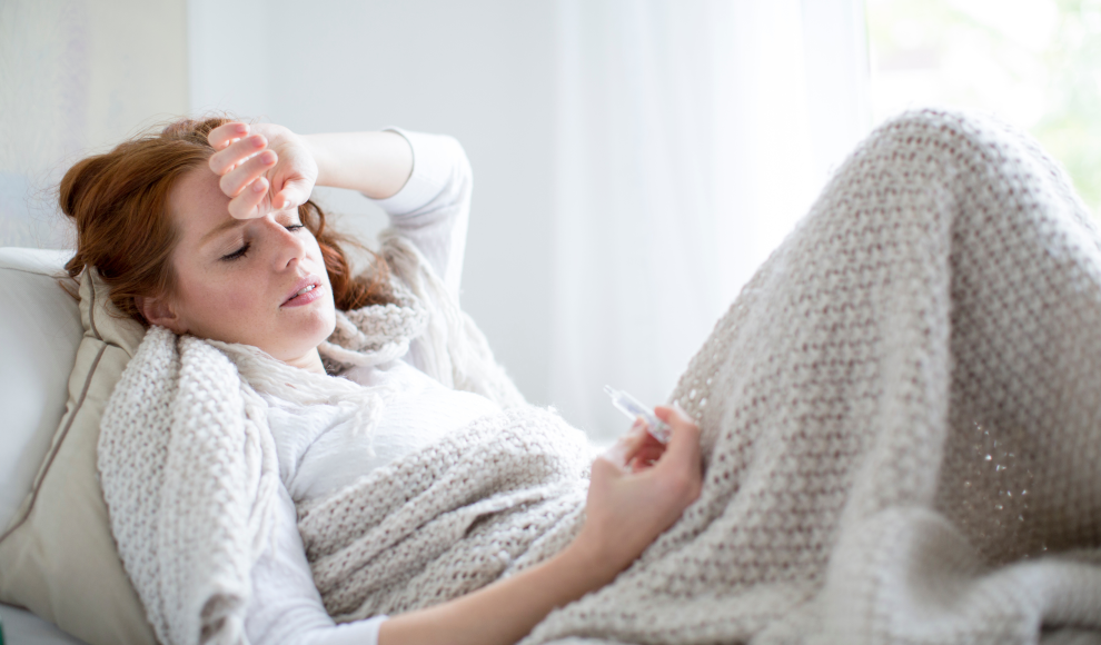 Frau mit Grippe- und Erklärungssymptomen