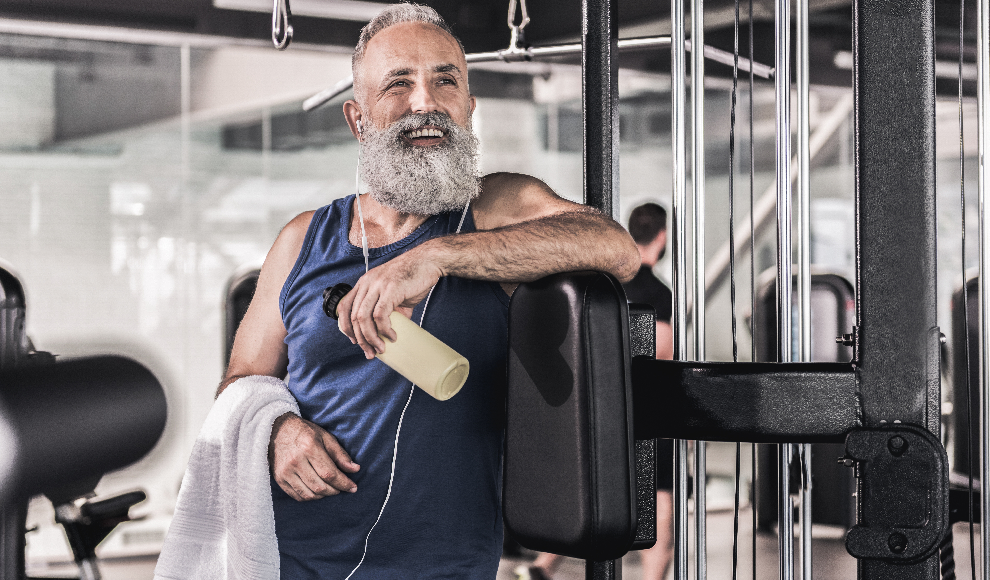 Älterer Mann im Fitnessstudio