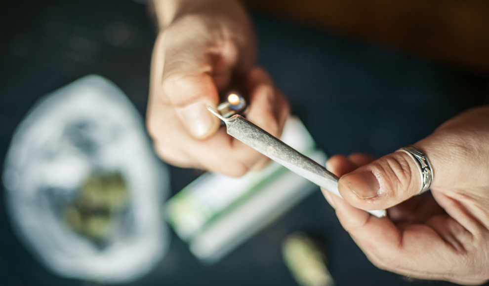 Joint (Cannabiszigarette) mit Tabak und Cannabis