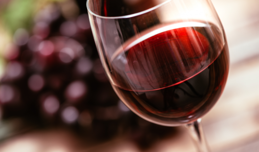 Rotwein enthält das kopfschmerzverursachende Flavonoid Quercetin