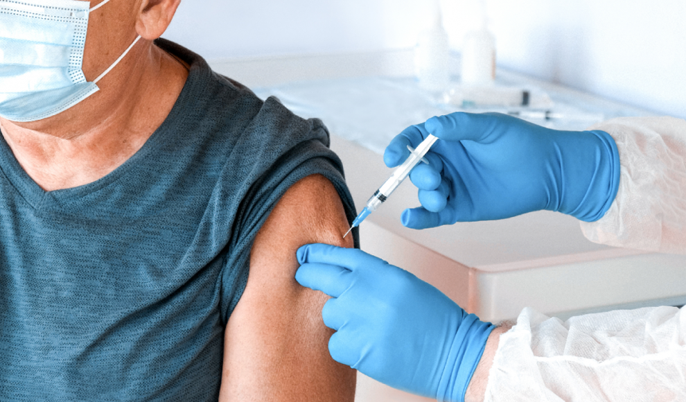 Mann erhält Impfung gegen Covid-19