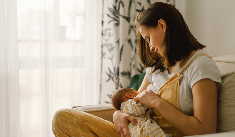 Frau stillt Baby nach Cannabiskonsum