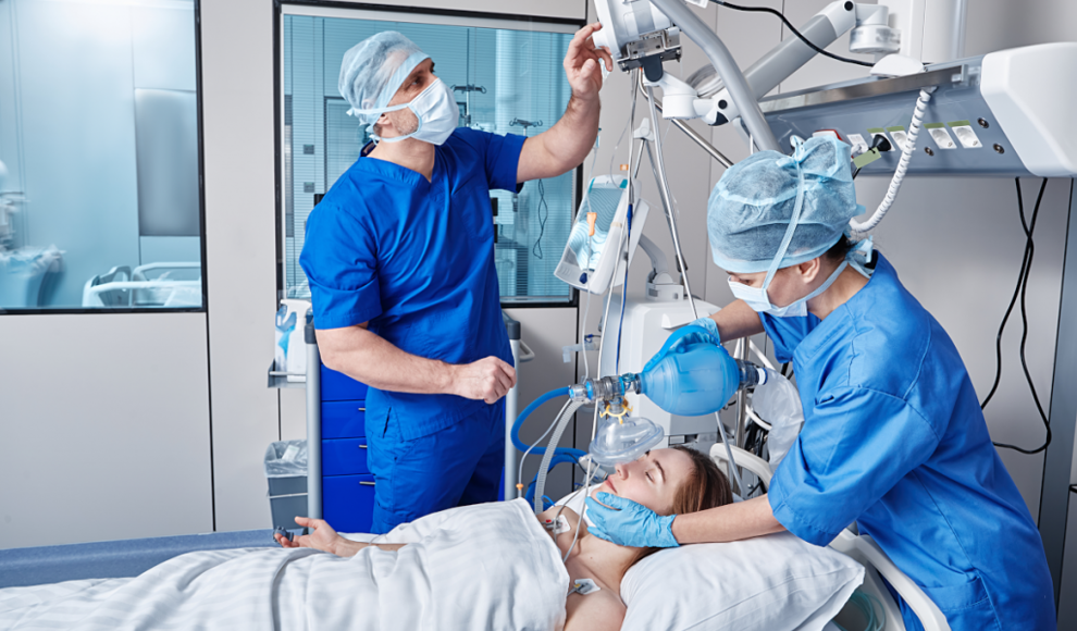 Frau wird im Krankenhaus beatmet