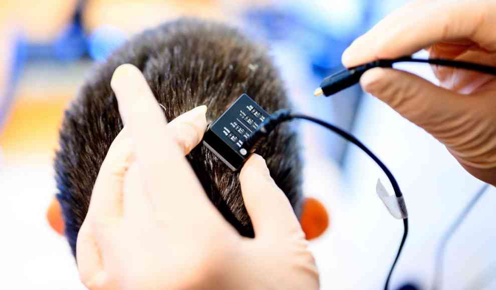 Brain-Computer-Interface (BCI) wird mit dem Computer verbunden