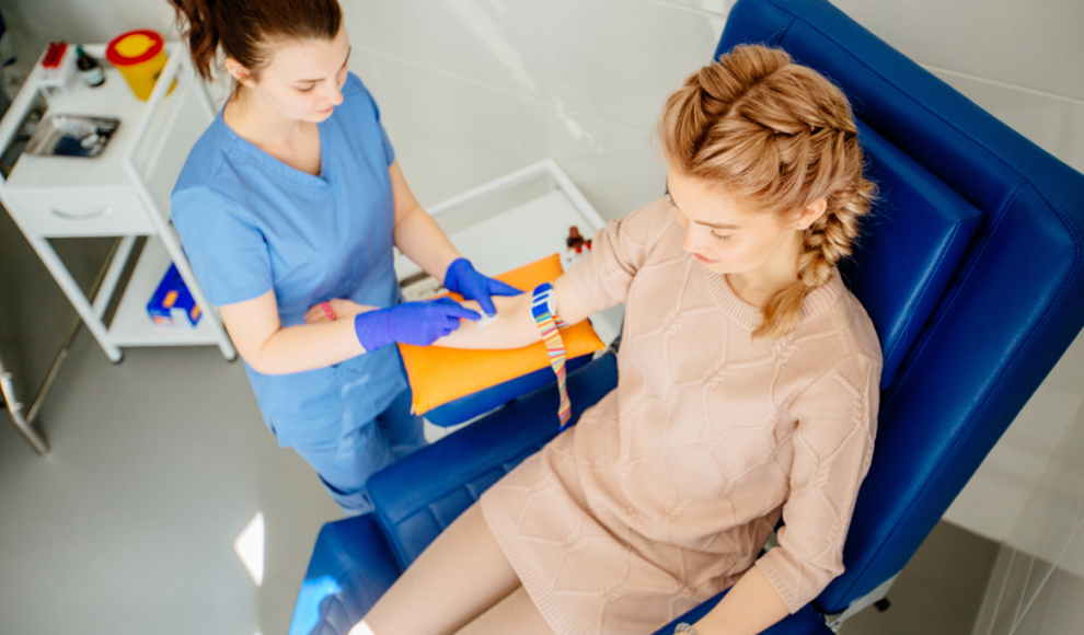 Junge Frau spendet Blut