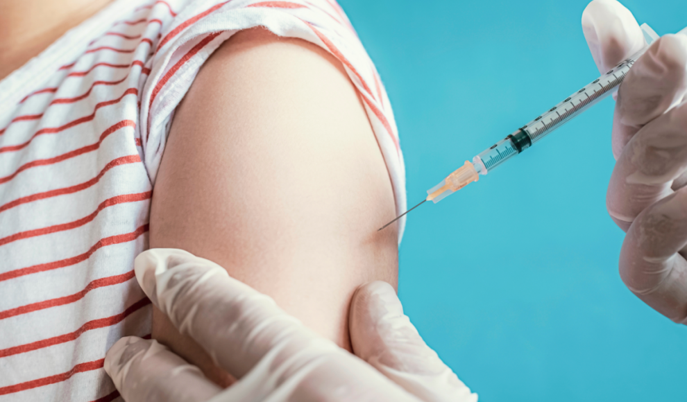 Kind erhält Impfung gegen Tetanus und Diphtherie