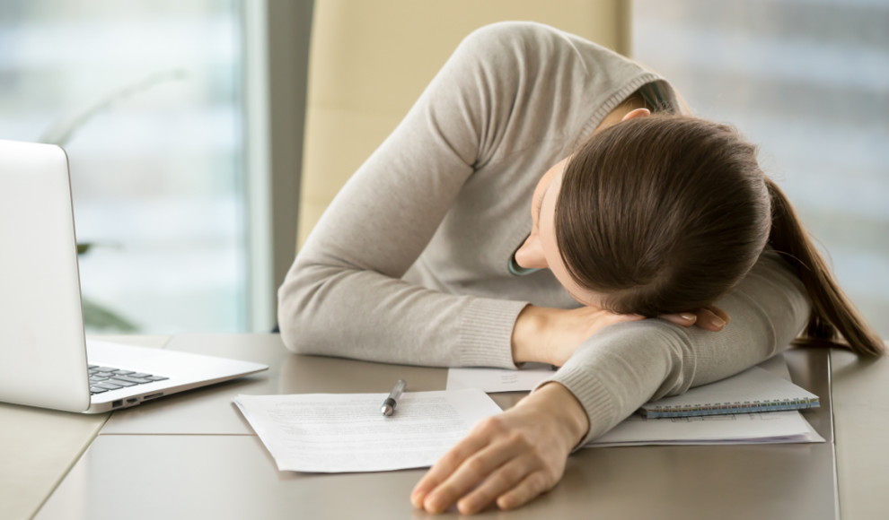 Frau leidet unter Excessive Daytime Sleepiness (EDS)
