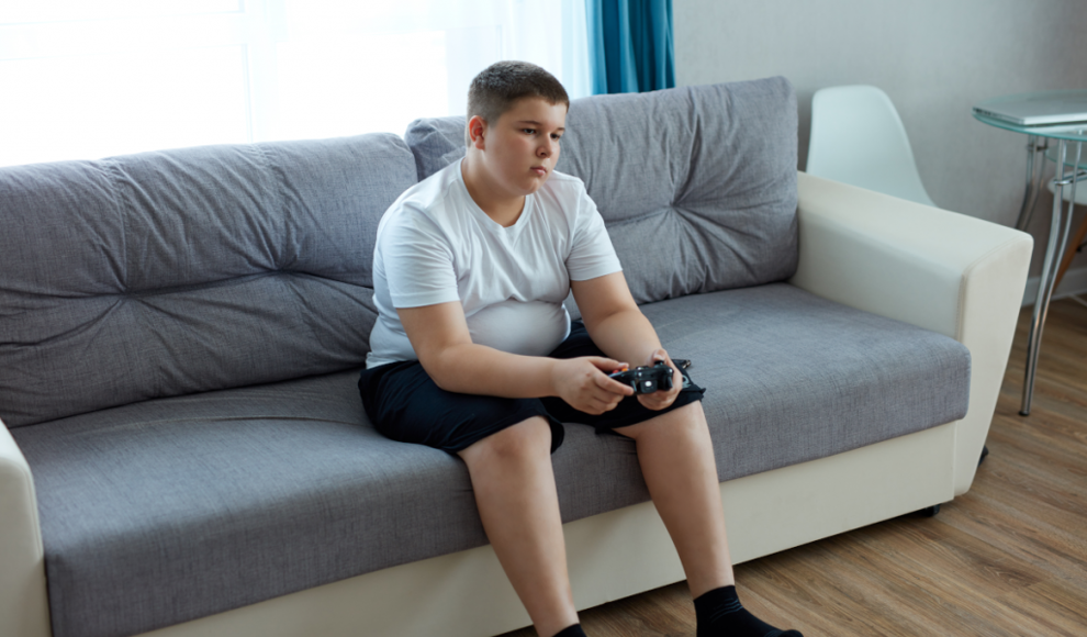 Junge mit Übergewicht im Kindesalter