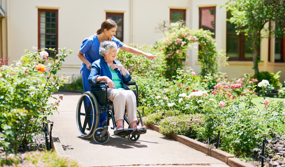 Seniorin in einem deutschen Altersheim