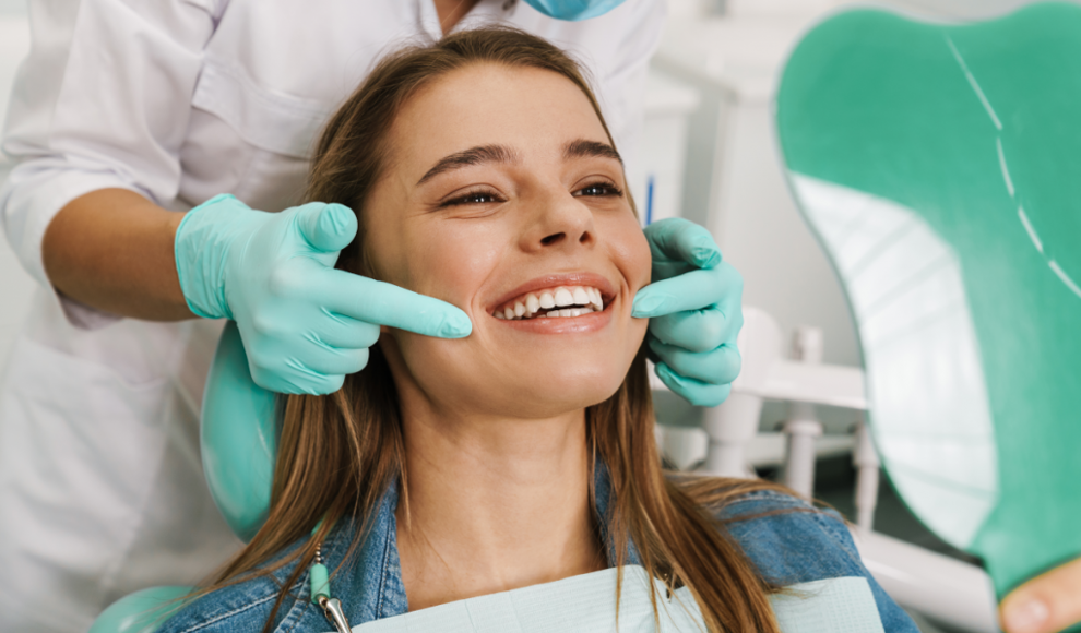 Frau mit repariertem Zahnschmelz 