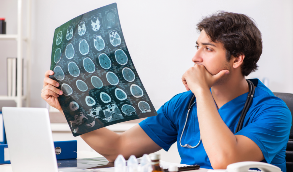 Forscher interpretiert Gehirndaten