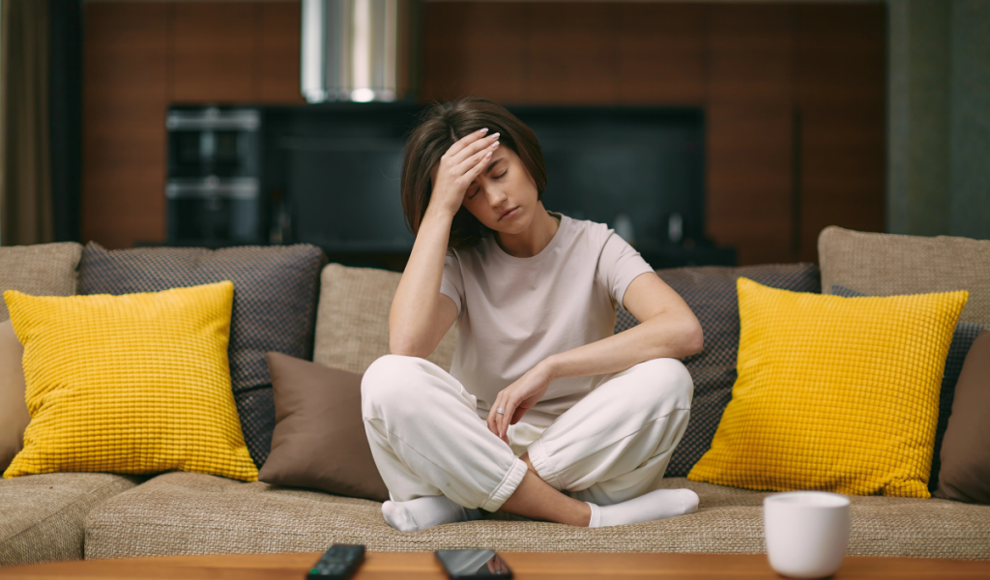 Frau leidet unter Long Covid