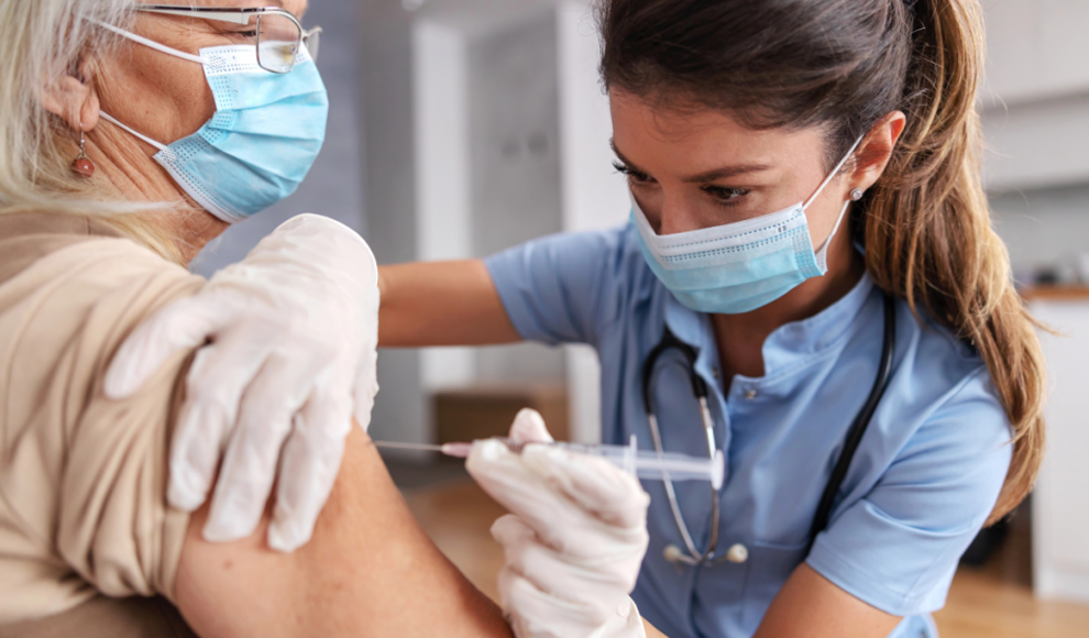 Senioren erhält den mRNA-Impfstoff BNT162b2 von BioNTech