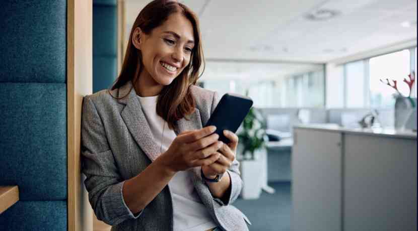 Wie-Arbeitnehmer-am-Handy-jeden-Tag-wertvolle-Arbeitszeit-vergeuden