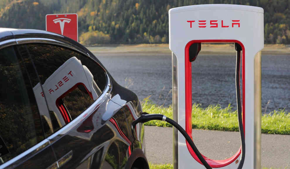 Elektro-Auto von Tesla an der Ladestation