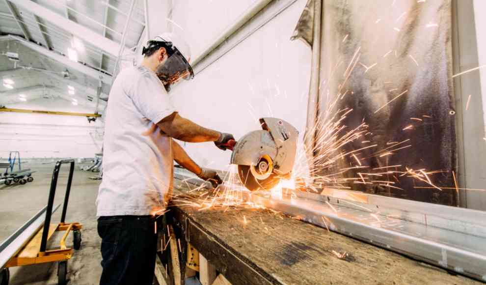 Fachkraft beim Arbeiten