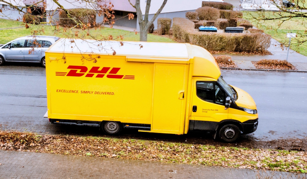 DHL Lieferwagen mit Onlinebestellungen