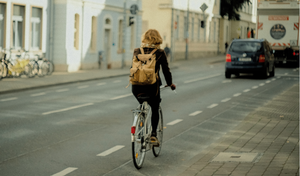 Frau fährt Fahrrad