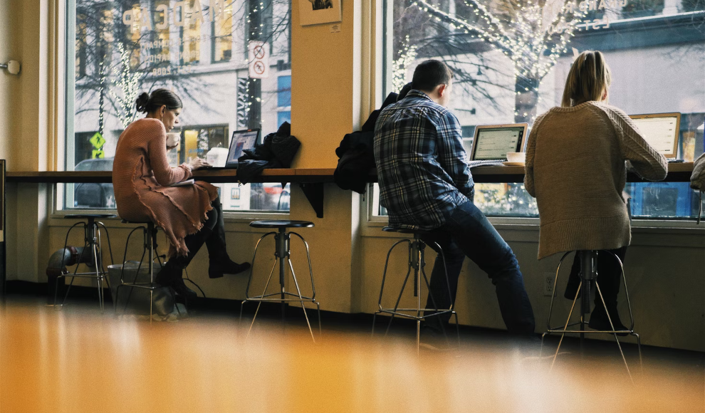 Junge Menschen arbeiten in einem Cafe