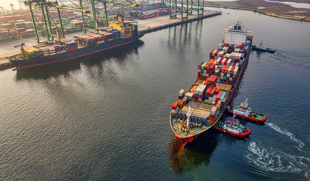 Große Containerschiffe in einem Hafen