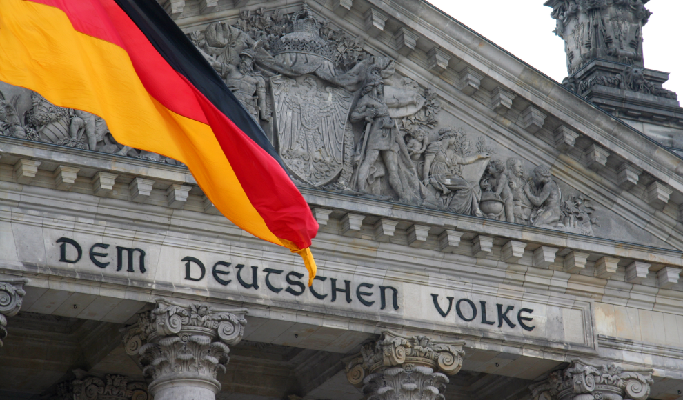 Reichstag mit Fahne als Symbol der Demokratie in Deutschland