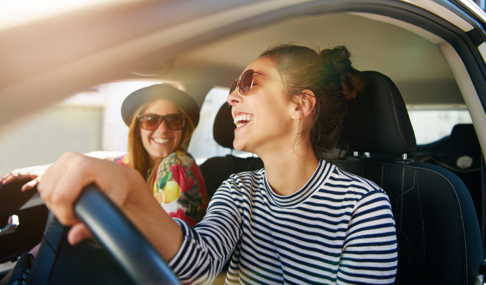 Junge Frauen im Auto