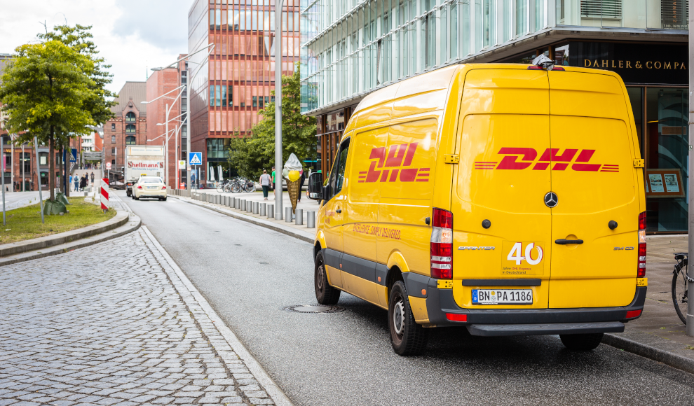Lieferwagen von DHL in Hamburg mit vielen Retouren