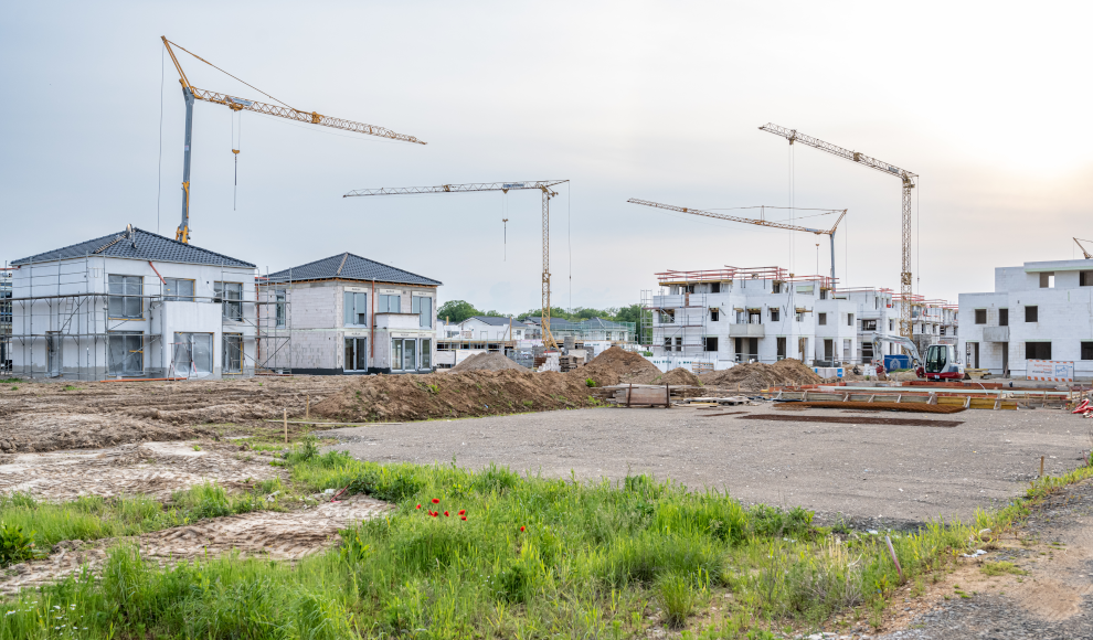 Neubaugebiet mit Eigentumswohnungen und Einfamilienhäusern in Deutschland
