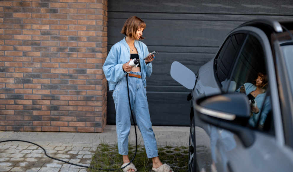 Frau lädt ein Elektroauto