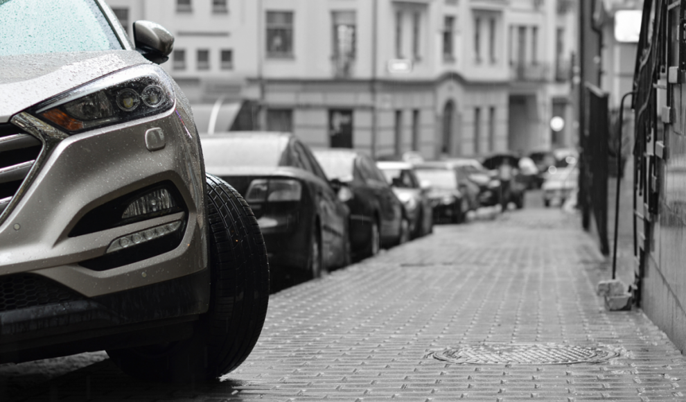 SUV parkt auf dem Bürgersteig