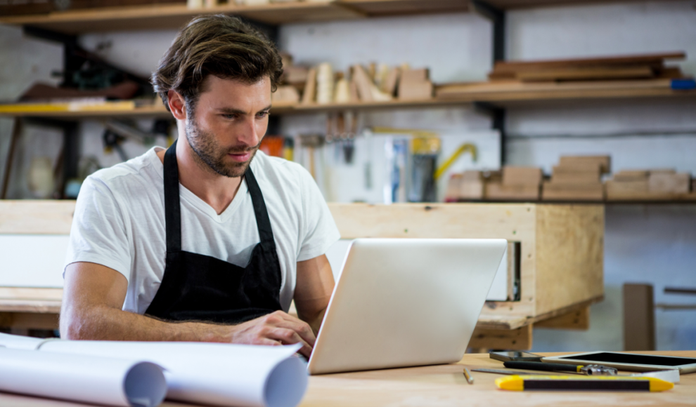 Schreiner nutzt spezielle Handwerkersoftware