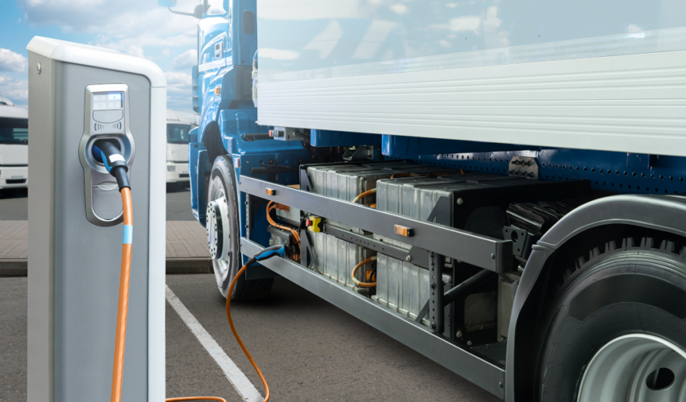 Batterie-elektrischer Lkw beim Laden