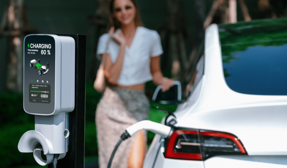 Frau lädt ein Elektroauto