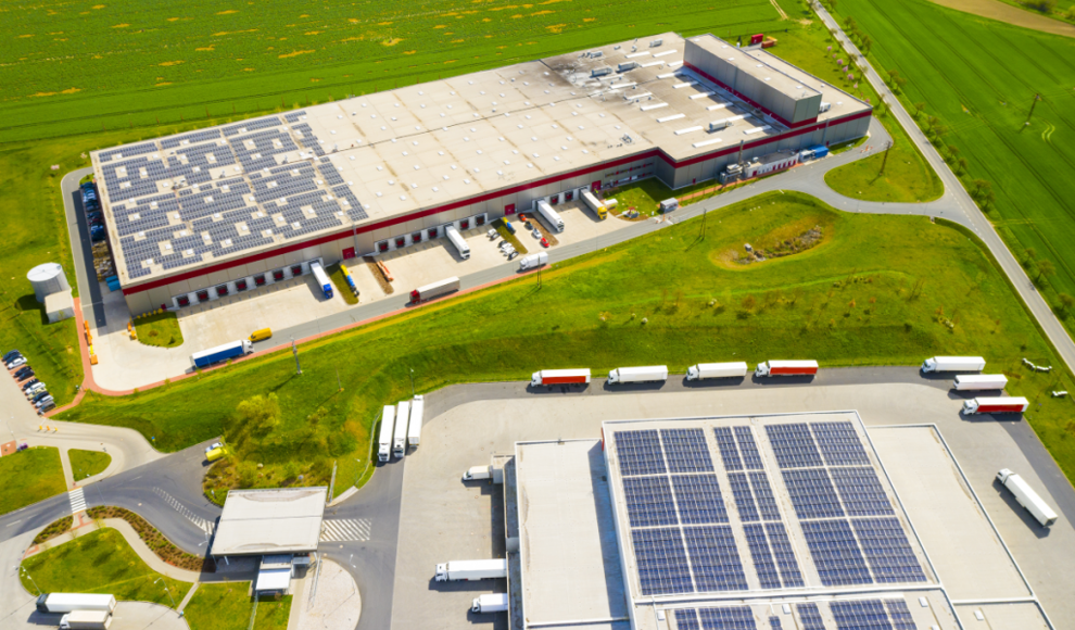 Logistikzentrum mit Solaranlage