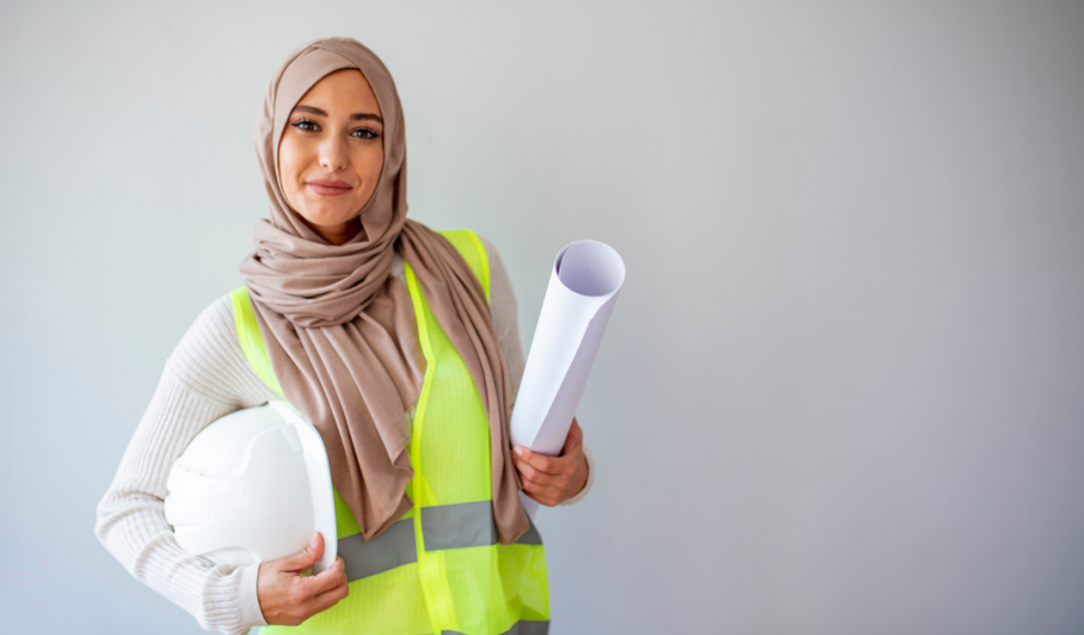 Frau aus Syrien arbeitet in Deutschland