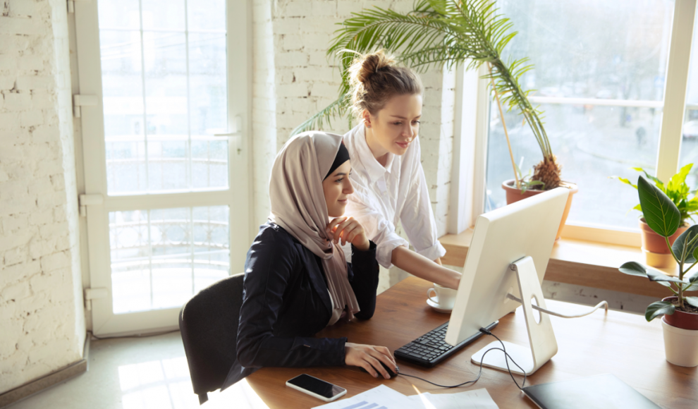 Ausländische Frau arbeitet in einem deutschen Büro