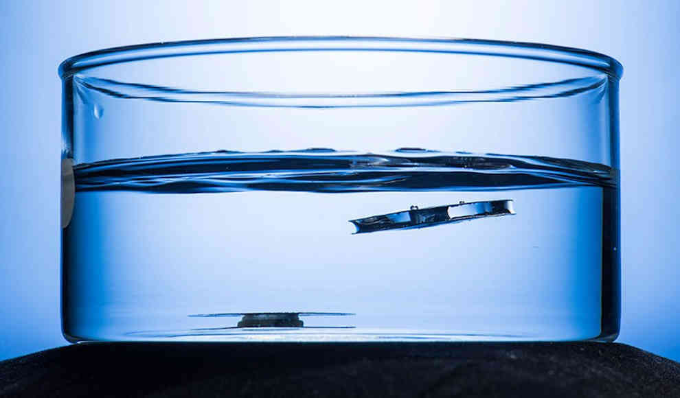 Superhydrophobe Struktur lässt Metall schwimmen