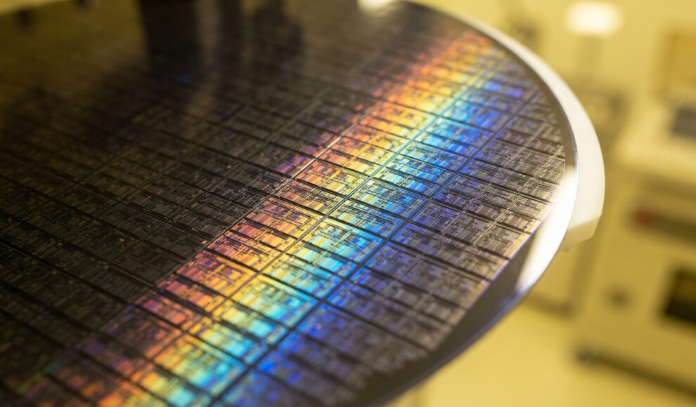 Hafniumoxid-Chip schaltet noch bei 0,6 Nanometern und übersteht 850 Grad