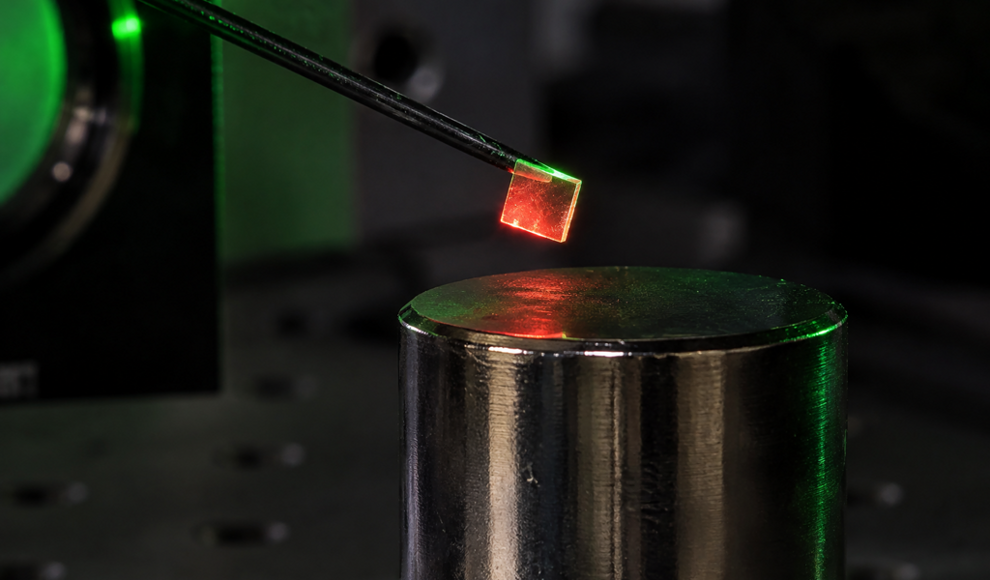 Schwebender Diamant bewegt sich durch winzige Quantenkräfte