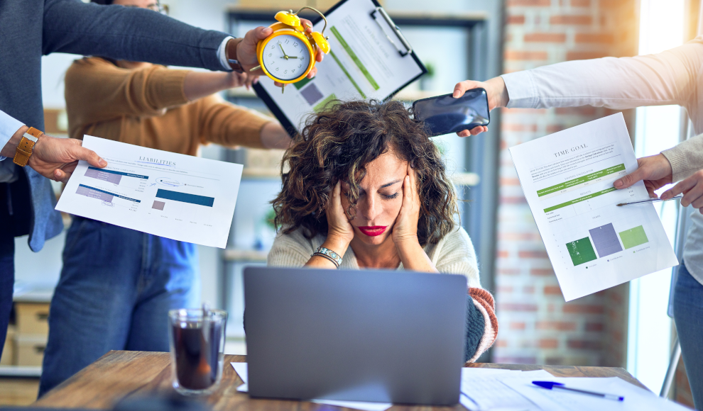 Emotional labile Frau leidet auf der Arbeit unter Stress