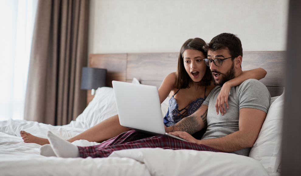 Paar schaut einen pornografischen Film