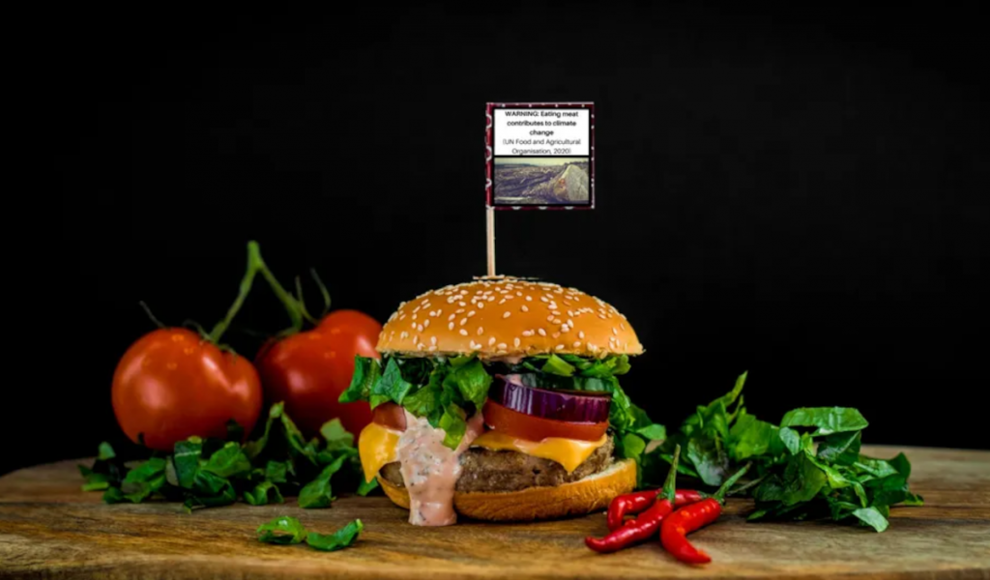 Burger aus Fleisch mit Warnhinweis