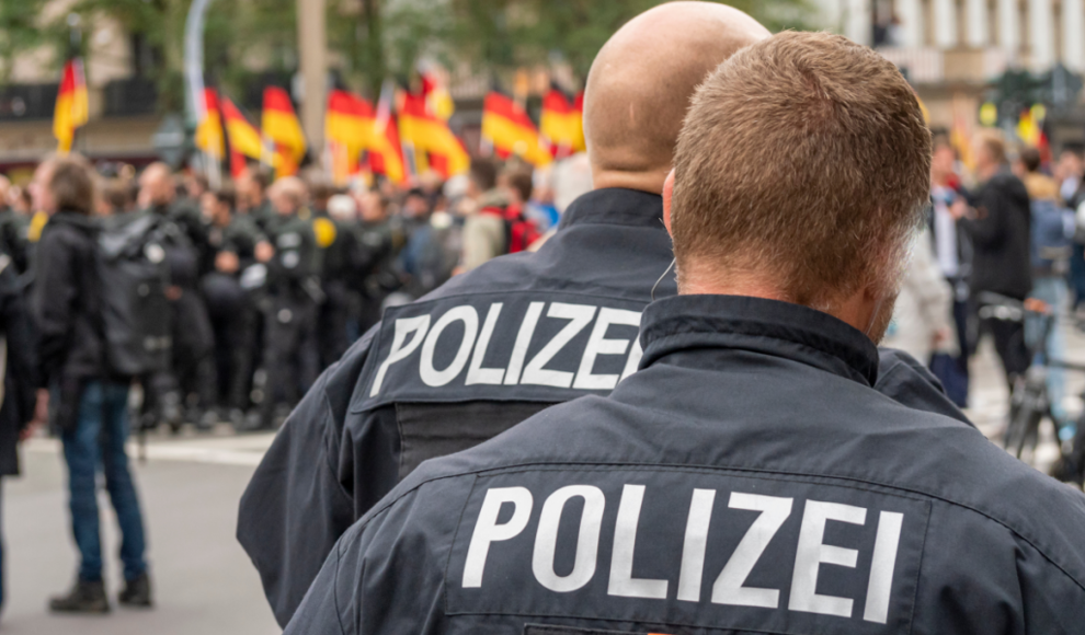 Polizei soll politische Gewalt bei einer Demonstration unterbinden