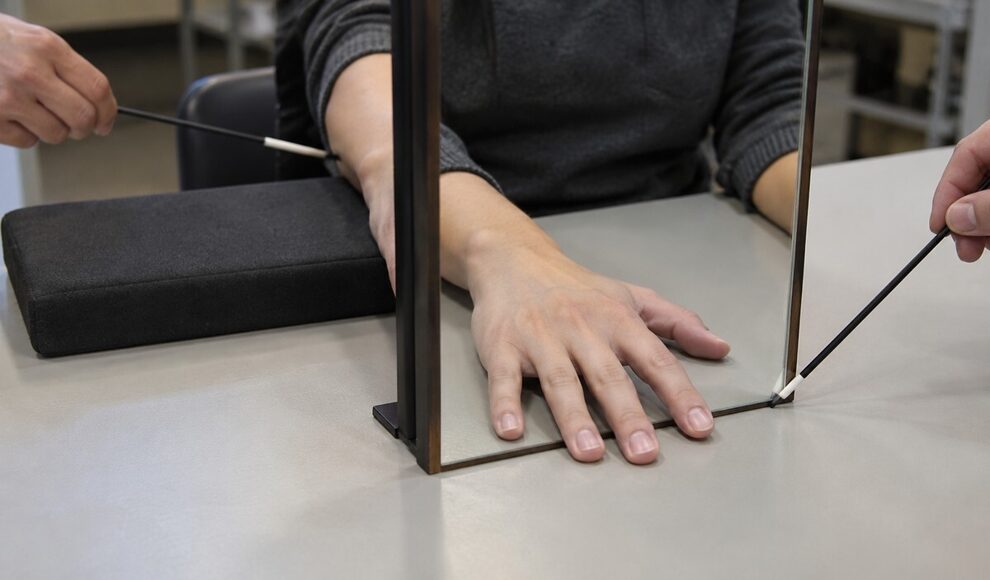 Fhinger Spiegel lässt Menschen in 60 Sekunden einen sechsten Finger spüren