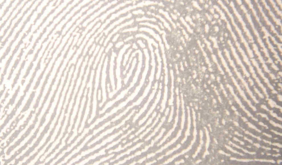 Nanoteilchen machen Fingerabdrücke auf Papier sichtbar
