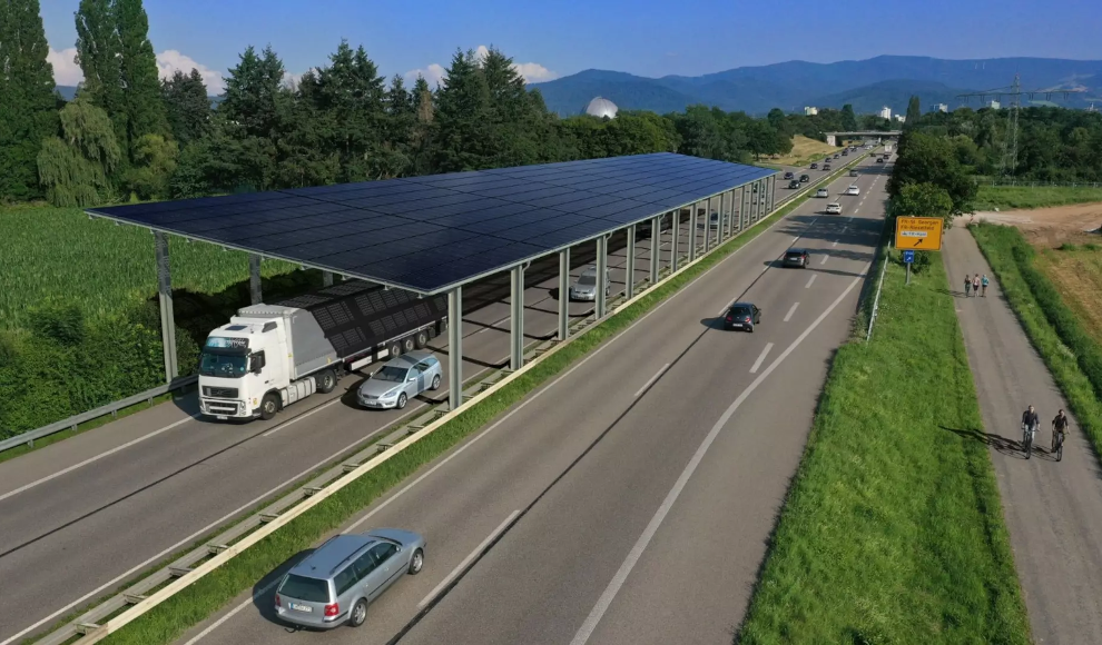 Solardach über der deutschen Autobahn A81 