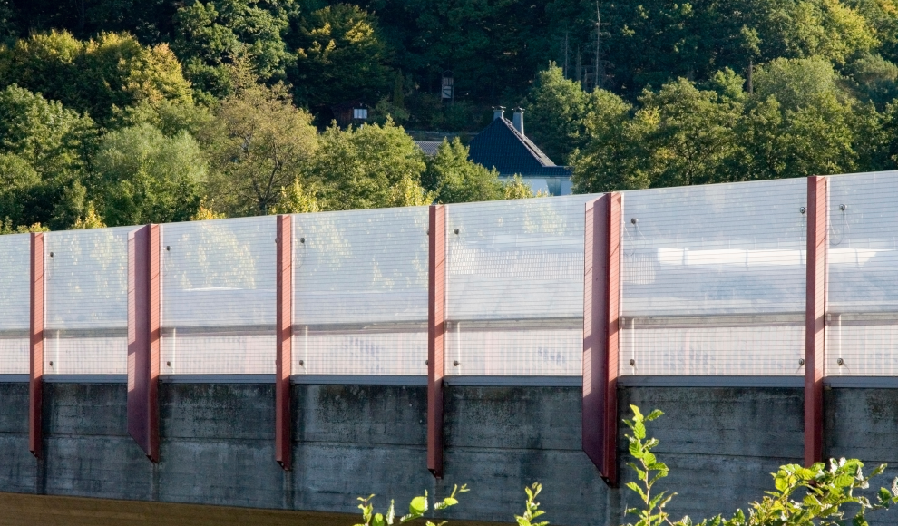 Schallschutzwand mit vibroakustischen Metamaterialen (Symbolbild)