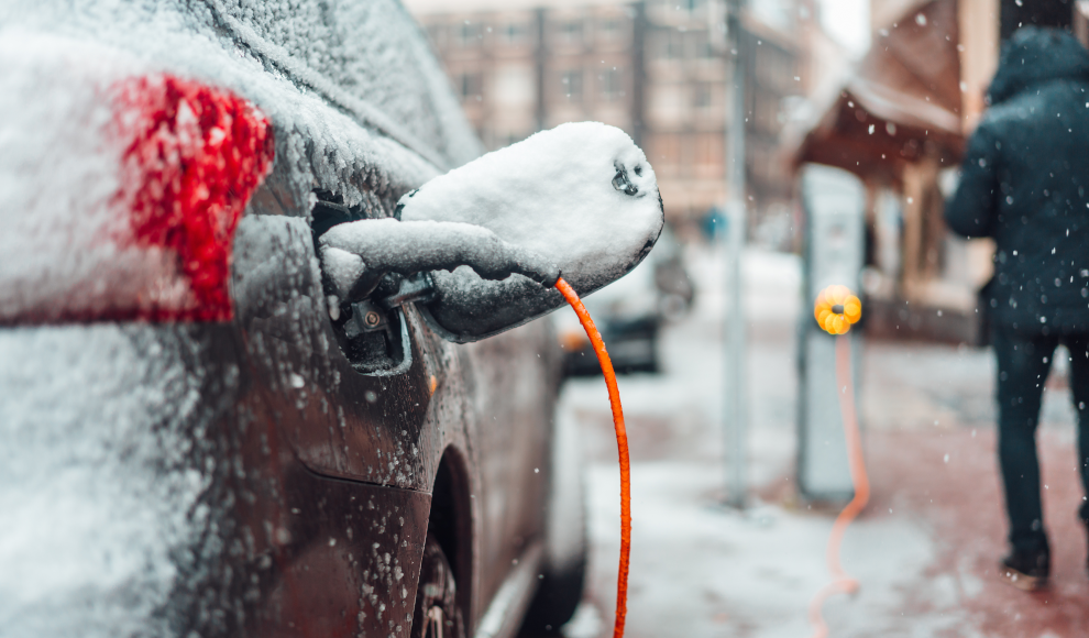 Elektroauto an einer Ladestation im Winter